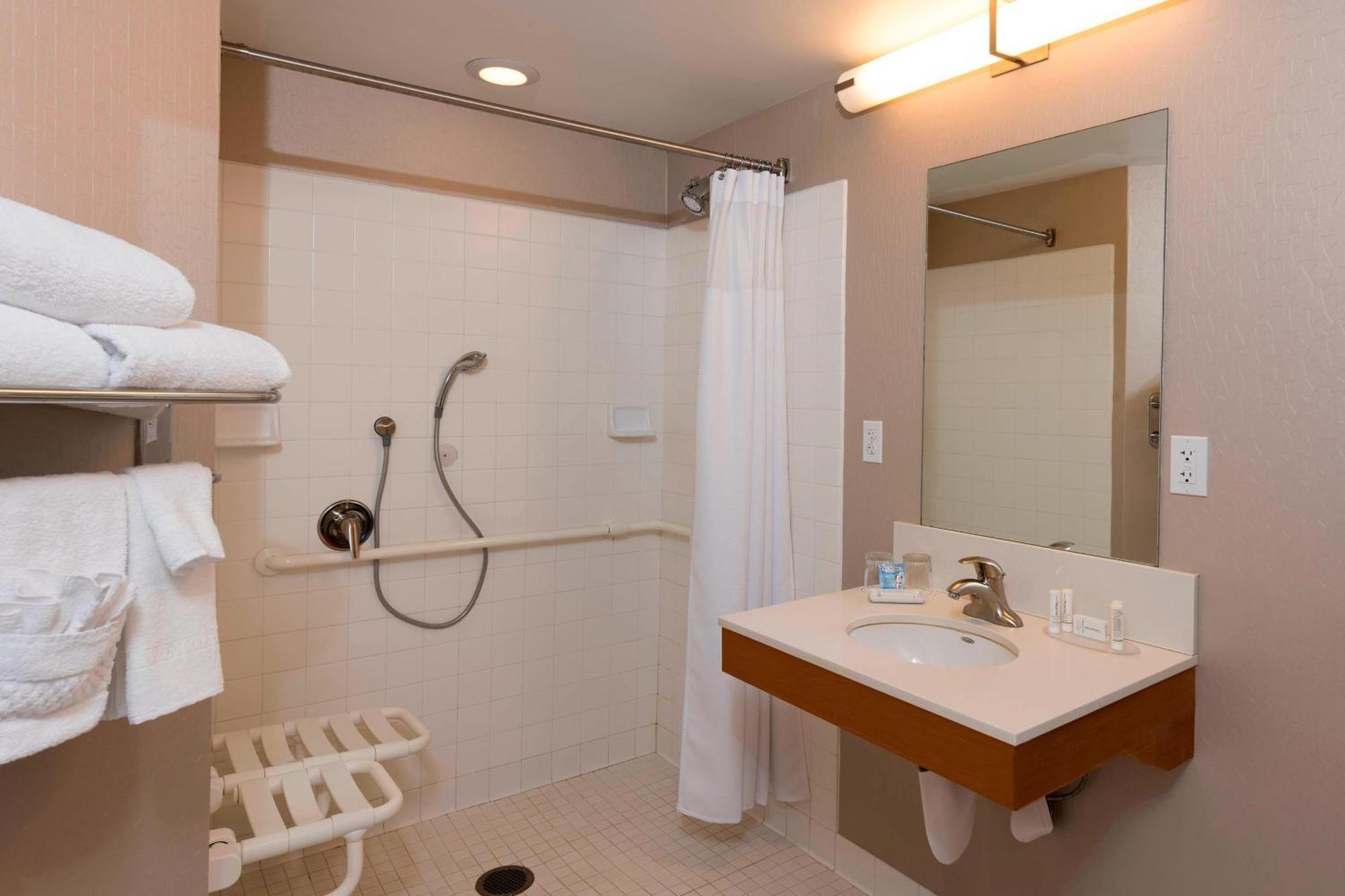 Springhill Suites Detroit Обърн Хилс Екстериор снимка