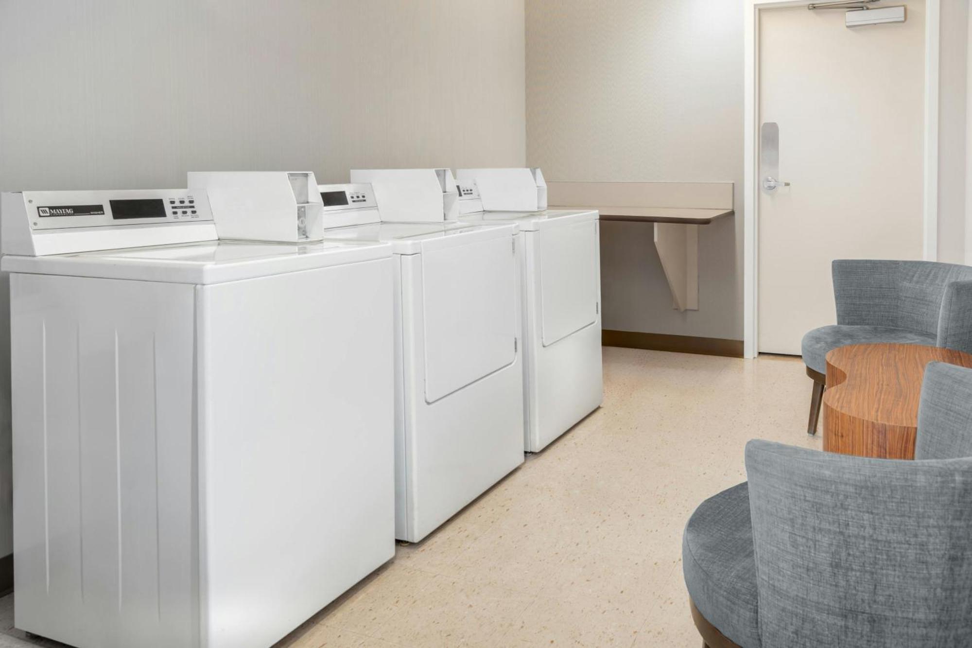 Springhill Suites Detroit Обърн Хилс Екстериор снимка