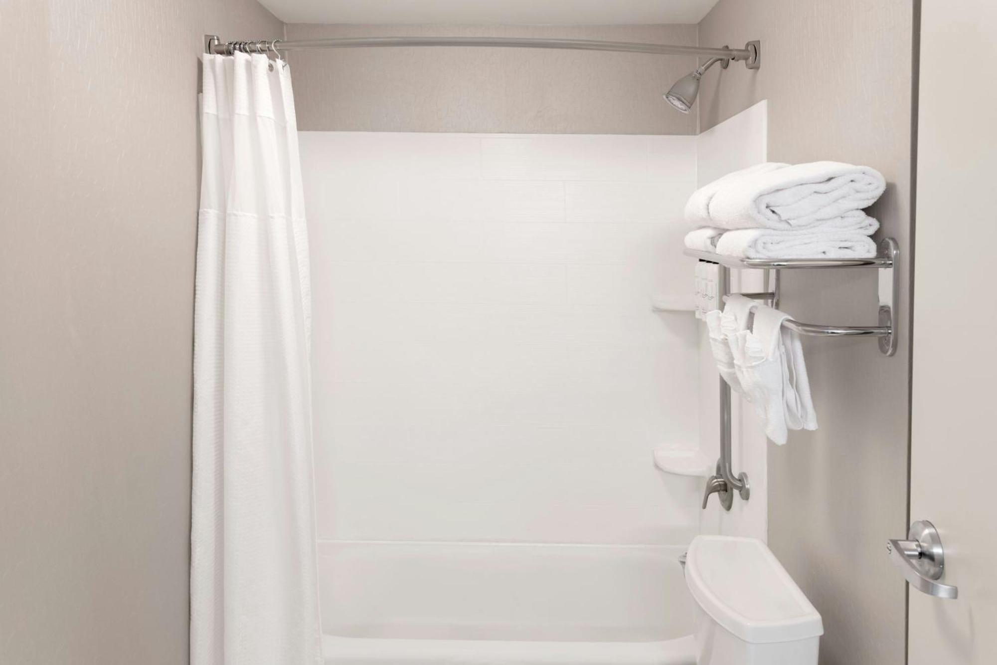 Springhill Suites Detroit Обърн Хилс Екстериор снимка